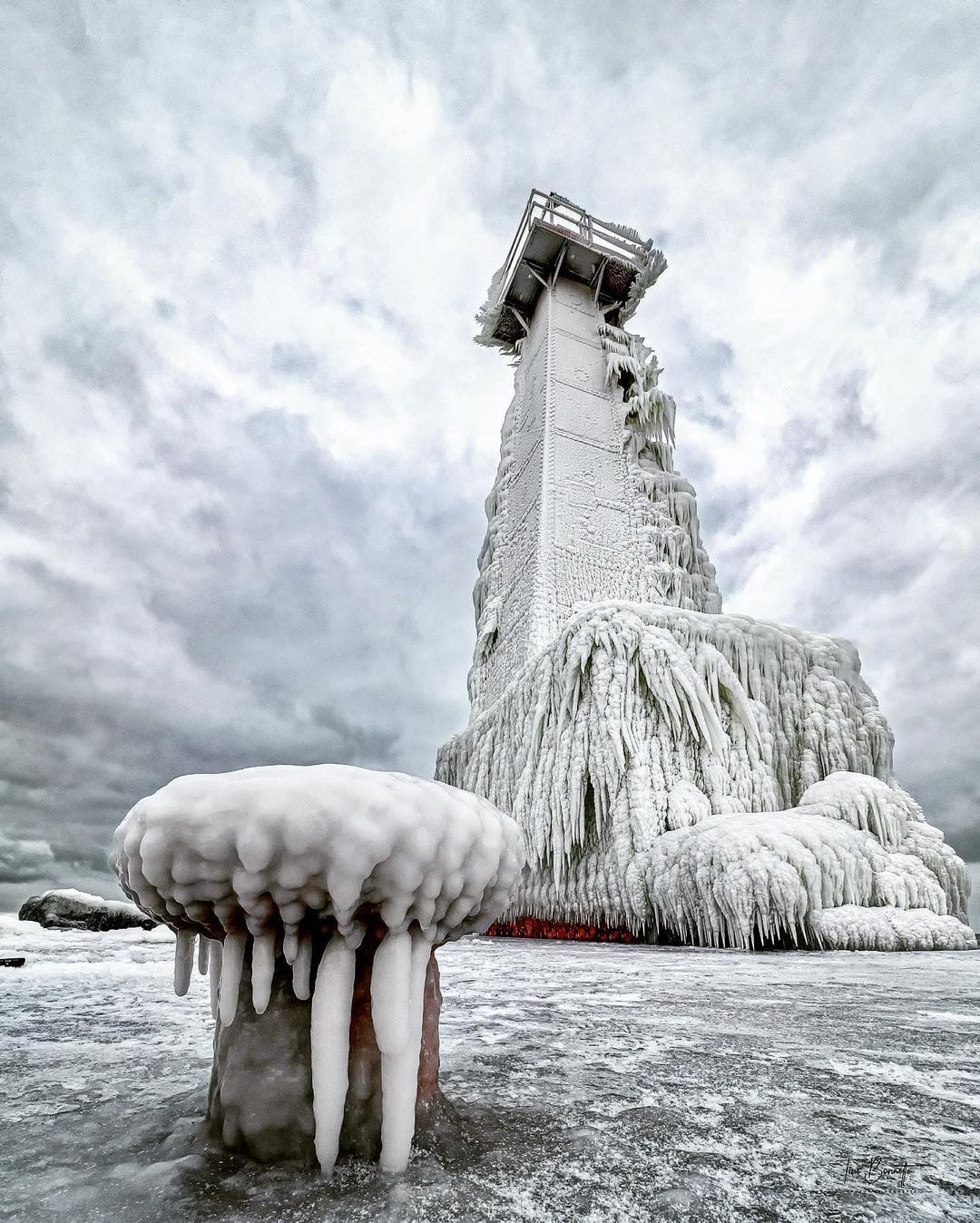 Don't Miss Exploring Frozen Michigan Lighthouses in Winter