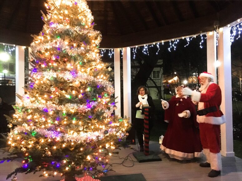 Sing And Stroll Tree Lighting