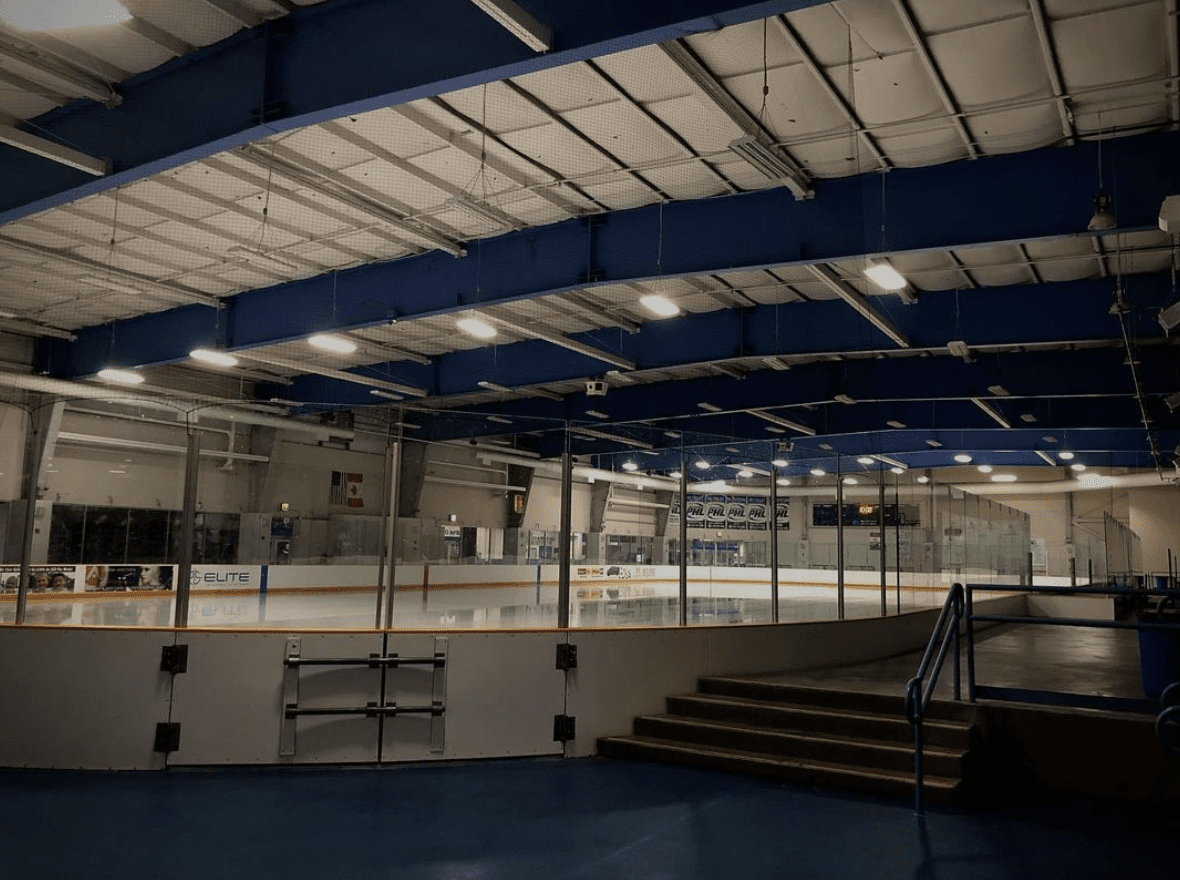 21 Best Michigan Ice Skating Rinks in 2026 [Indoor & Outdoor] w/ Map