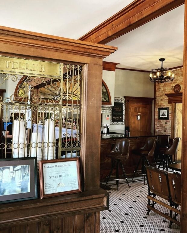 The Bank 1884 Food &Amp; Spirits-Port Austin