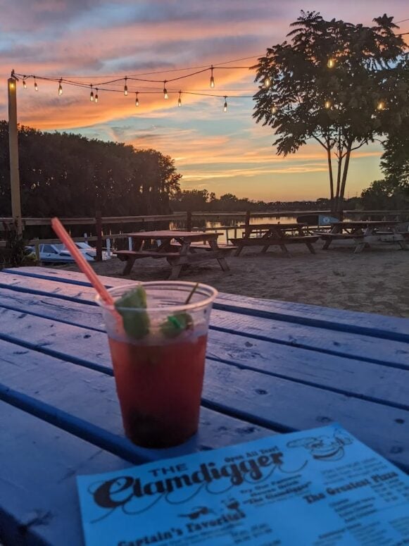 He Clamdiggers Lounge And Pizzeria